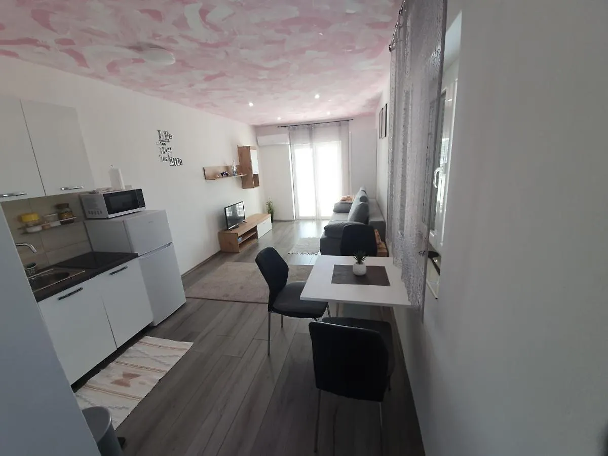 6 M, 50 M Do Plaze Apartment Barbat na Rabu