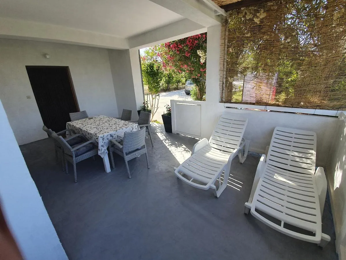 6 M, 50 M Do Plaze Apartment Barbat na Rabu 0*,
