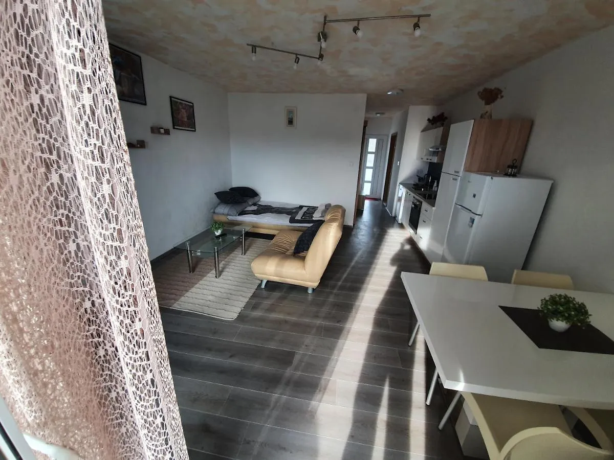 6 M, 50 M Do Plaze Apartment Barbat na Rabu 0*,