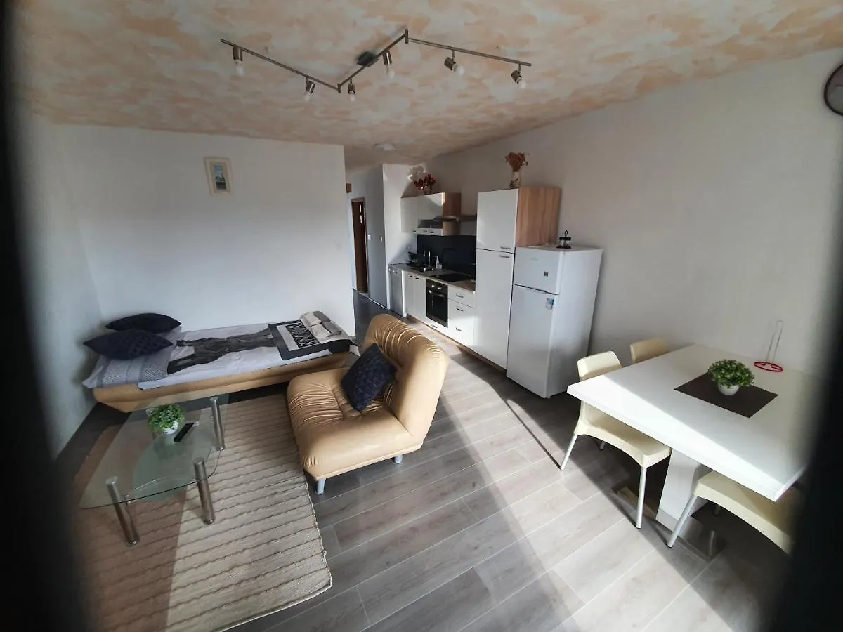 6 M, 50 M Do Plaze Apartment Barbat na Rabu