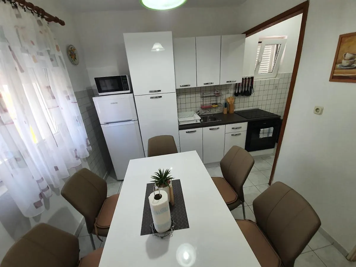6 M, 50 M Do Plaze Apartment Barbat na Rabu
