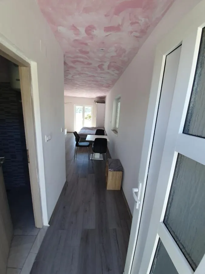 6 M, 50 M Do Plaze Apartment Barbat na Rabu 0*,