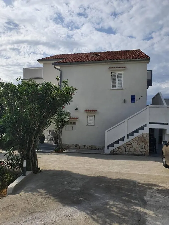 6 M, 50 M Do Plaze Apartment Barbat na Rabu