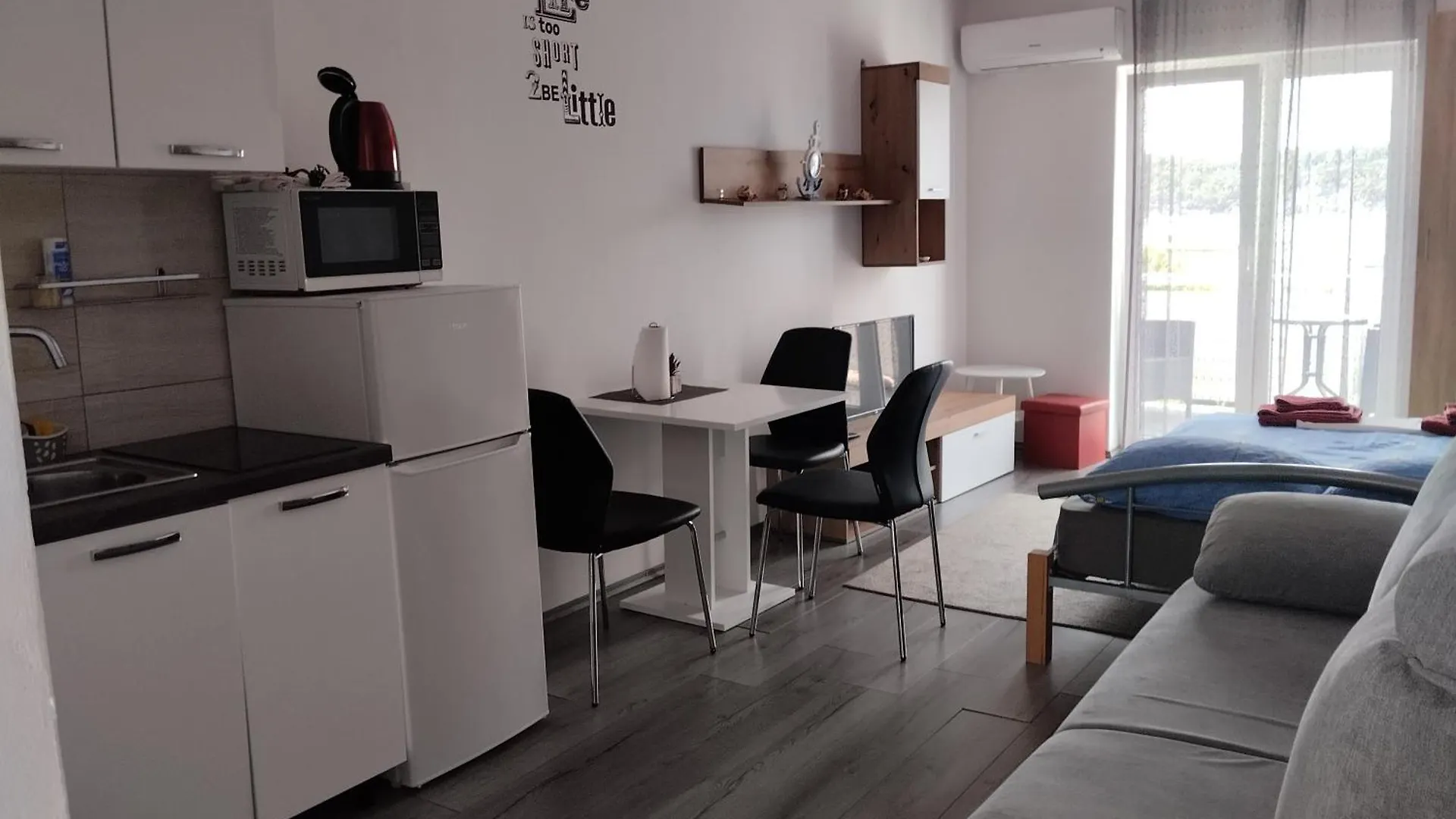 6 M, 50 M Do Plaze Apartment Barbat na Rabu